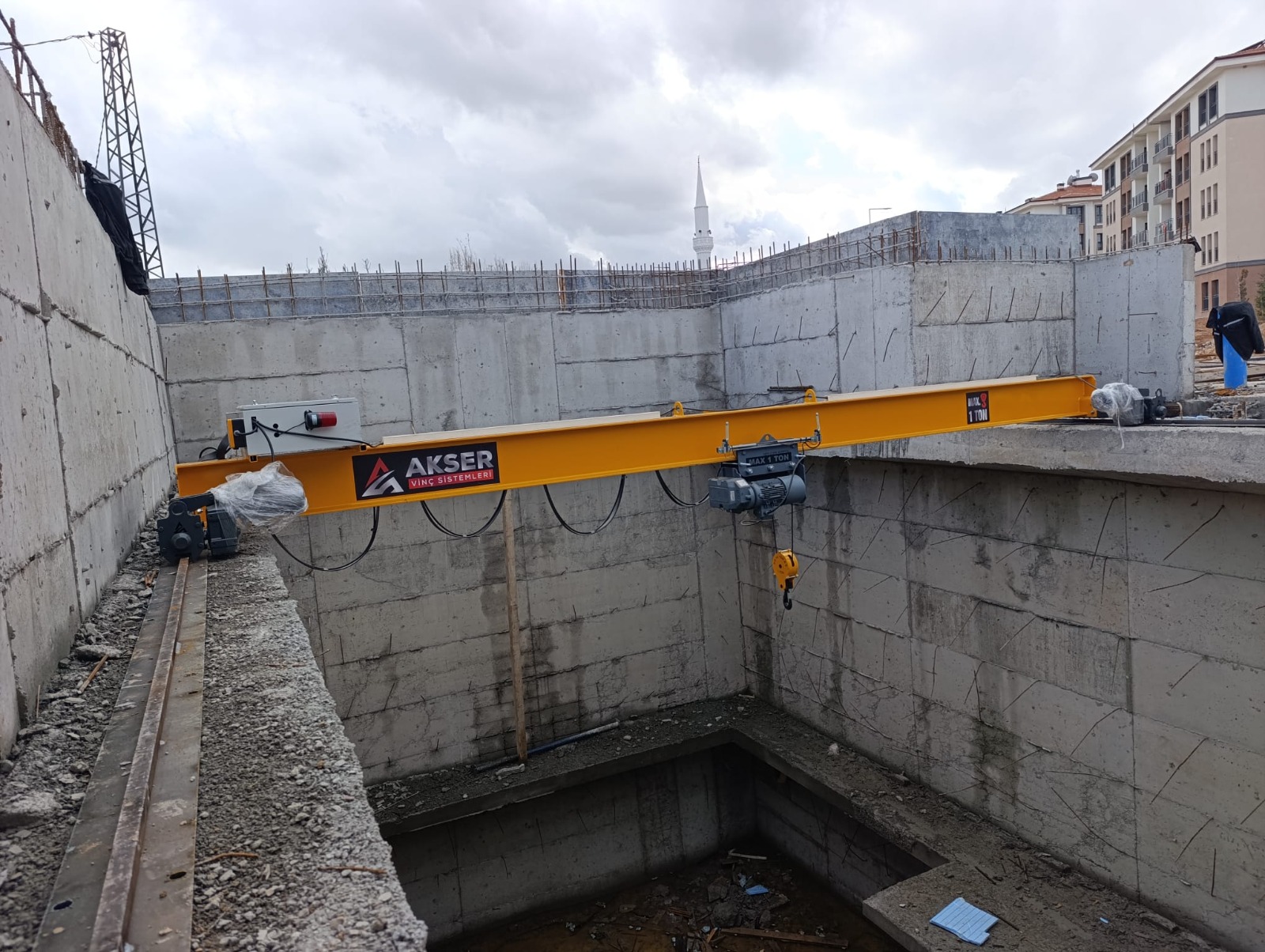 Betonarme çalışma alanında AKSER vinç uygulaması