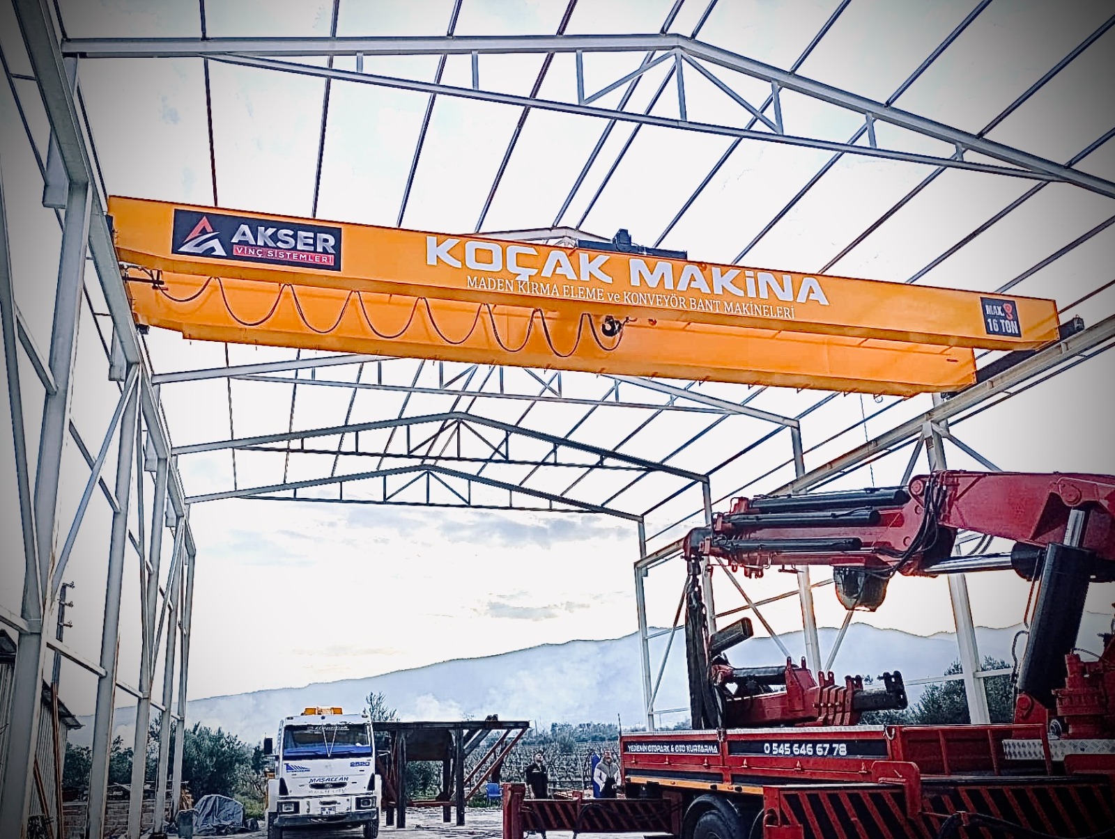 Çatı montajı sürecindeki büyük AKSER vinç uygulaması