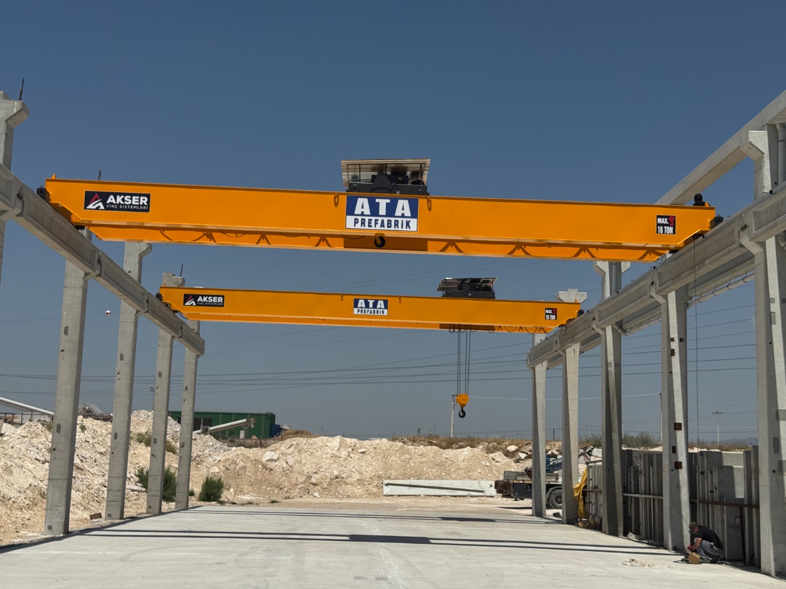 Açık saha endüstriyel tesiste çift AKSER vinç uygulaması